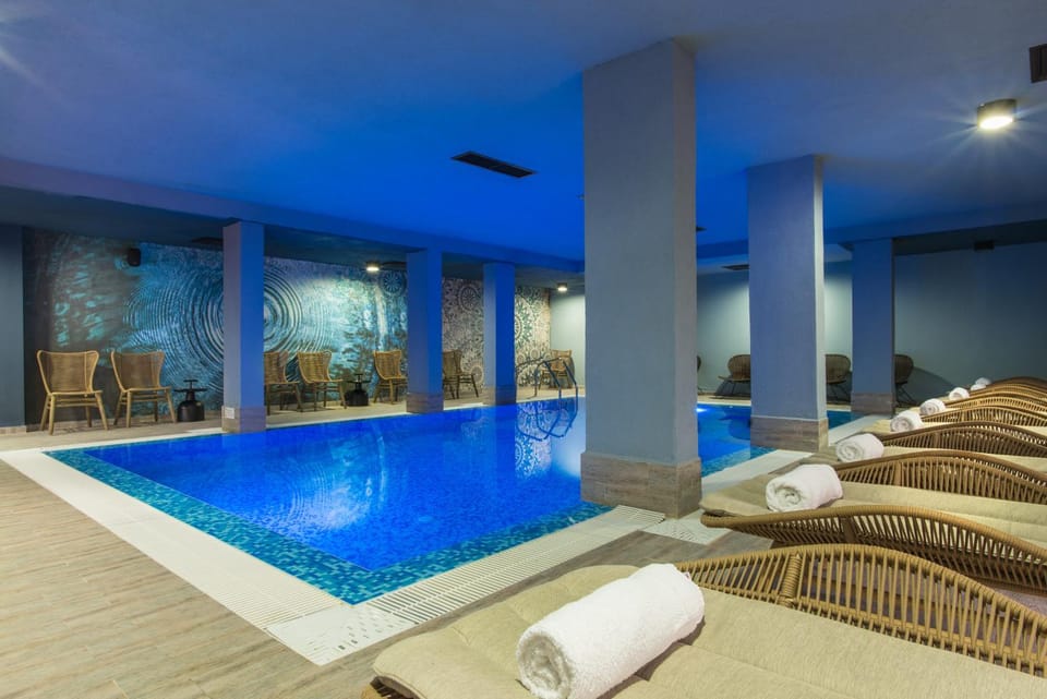 Seating area, On site, Swimming pool, sunbed