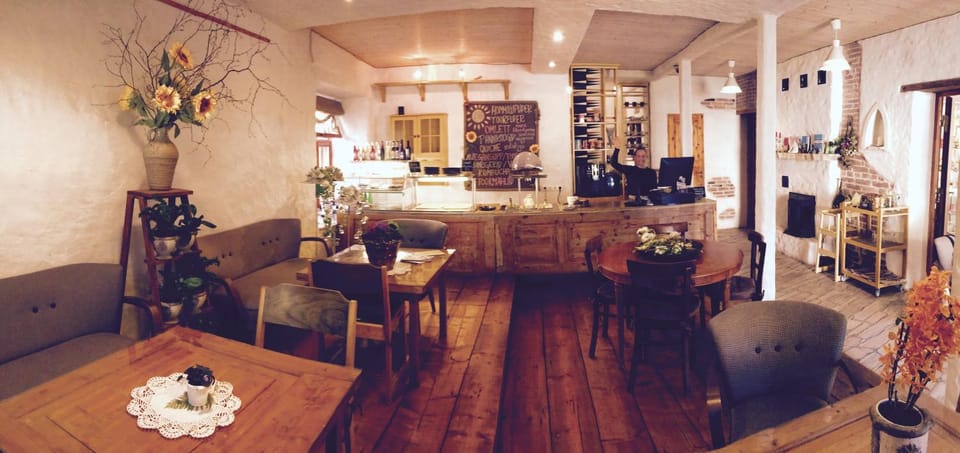Restaurant/places to eat, On-site shops, Lounge or bar, Food and drinks, Seating area