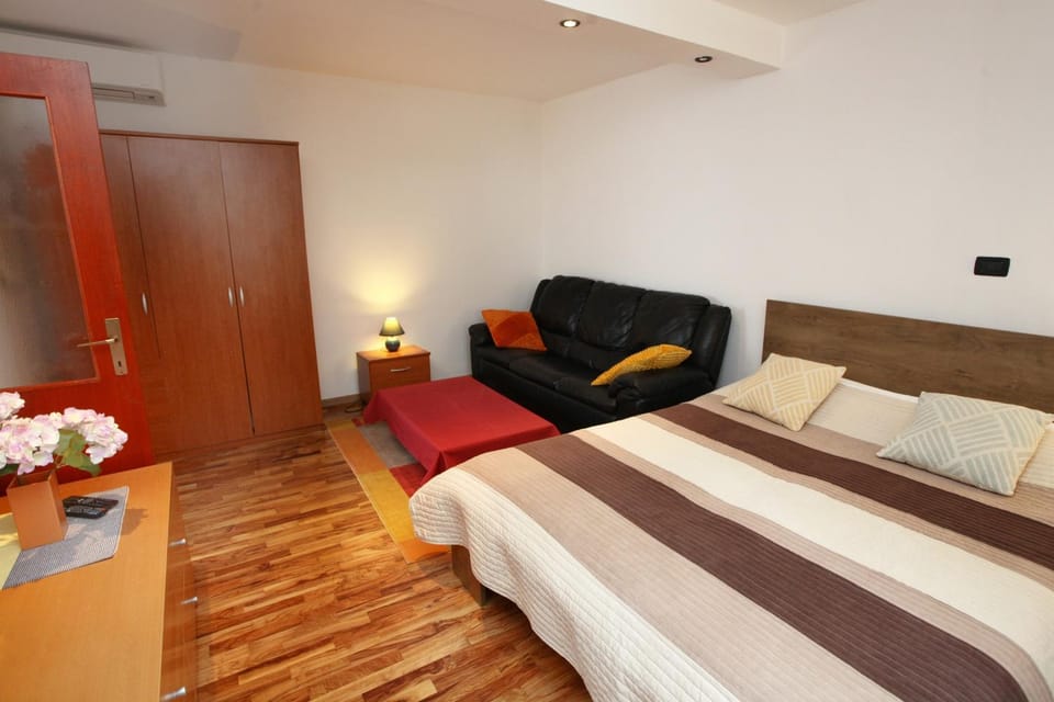 Bed, Seating area, Bedroom