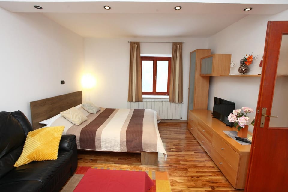 Bed, TV and multimedia, Bedroom