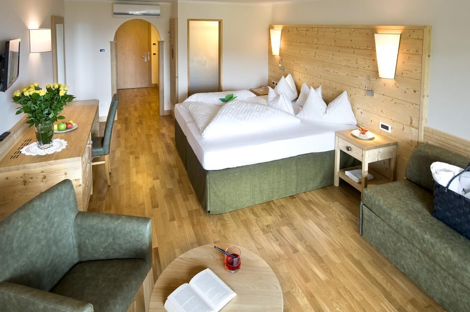 Bed, Photo of the whole room, Decorative detail