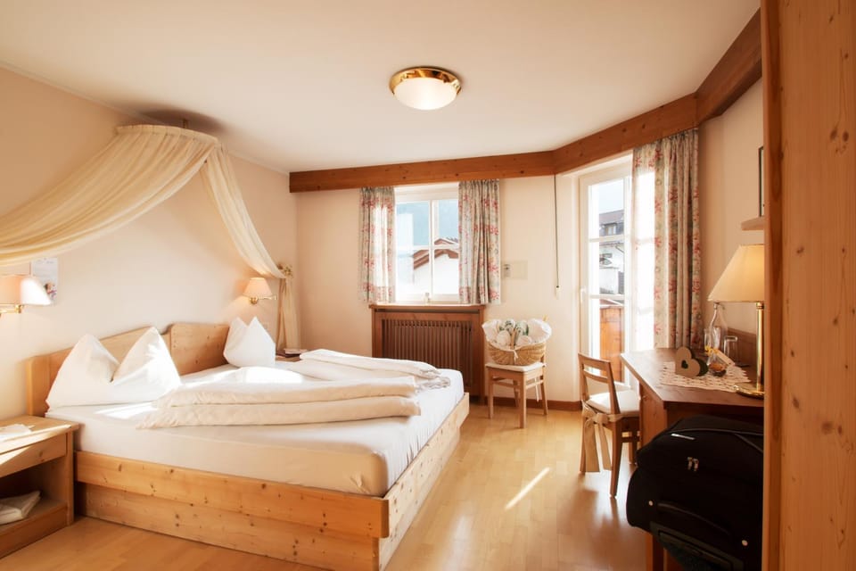 Bedroom, Mountain view
