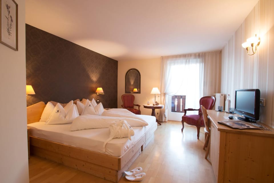 Bed, Day, Photo of the whole room, Decorative detail, On site