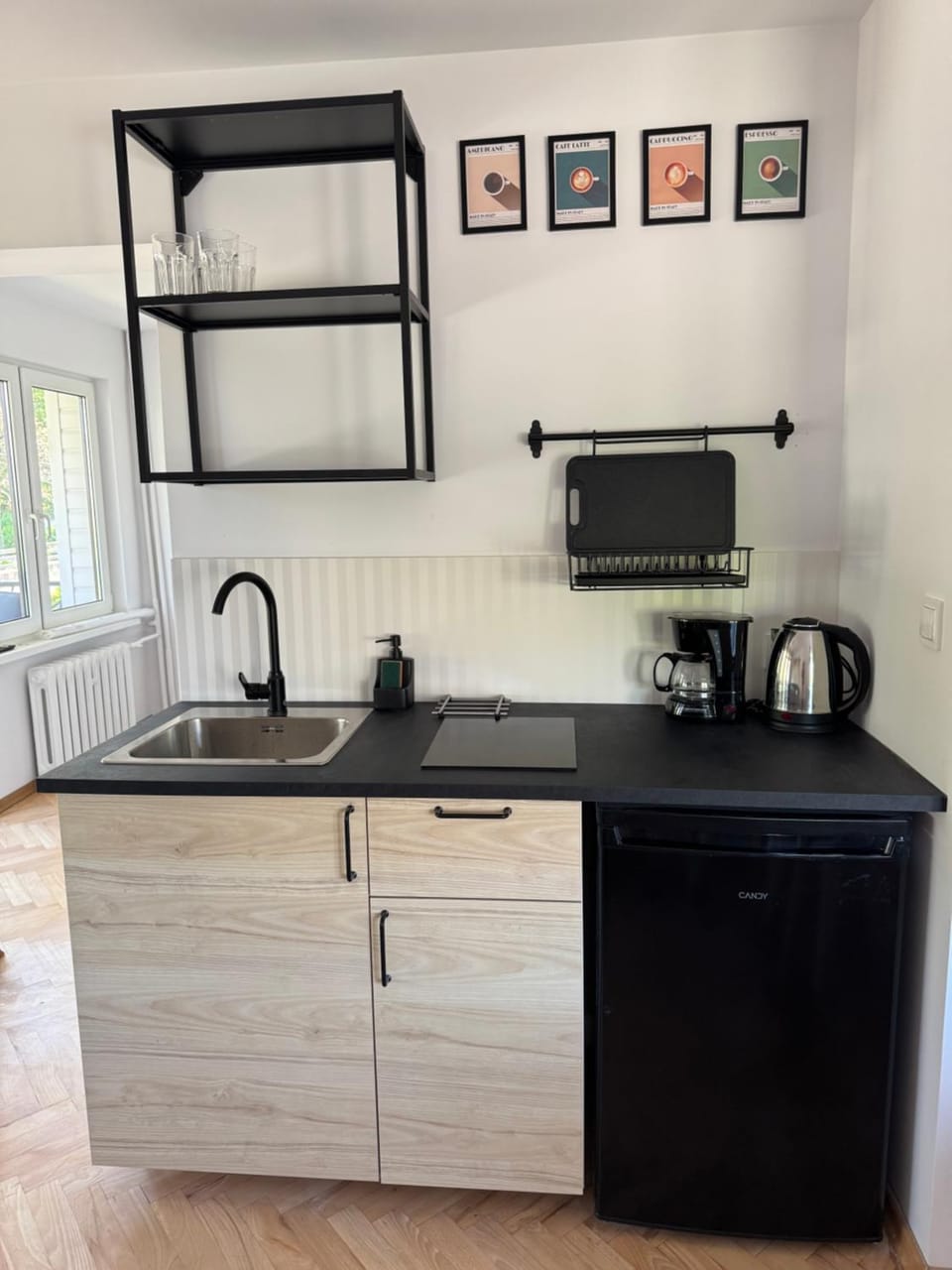 Coffee/tea facilities, Kitchen or kitchenette, stove