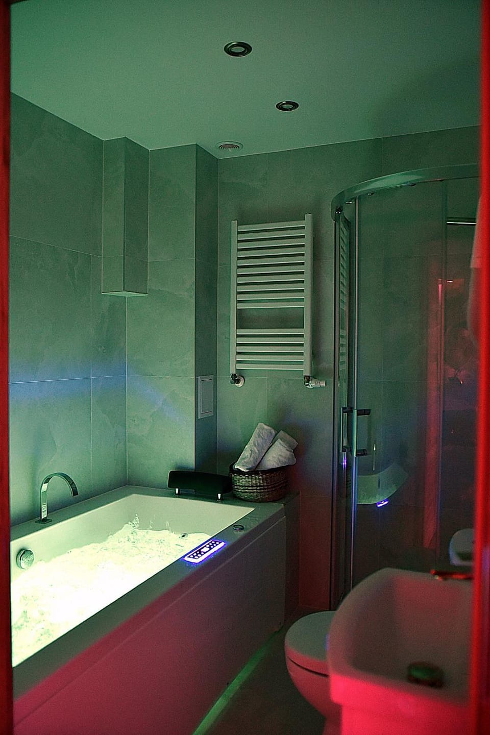 Hot Tub, Bathroom, Photo of the whole room, towels