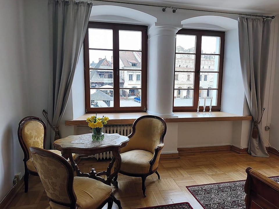 Seating area, Dining area, Landmark view