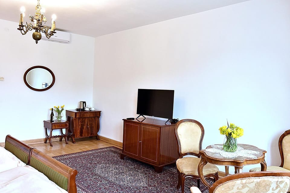 Bed, Hot Tub, TV and multimedia, Living room, Photo of the whole room