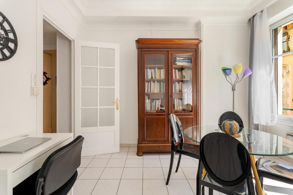 Library, Seating area, Dining area