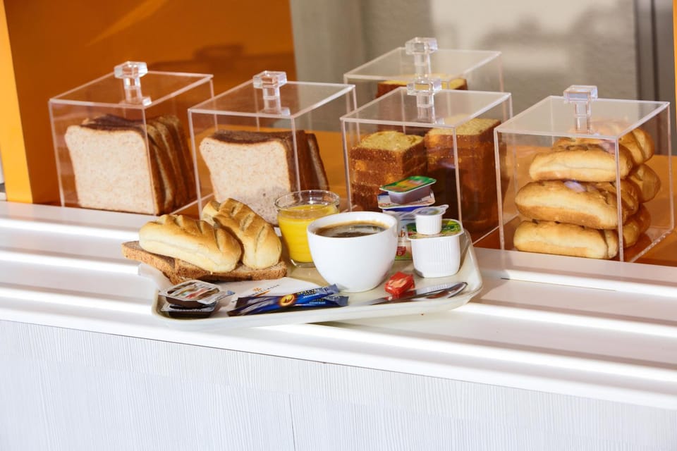 Food and drinks, Food, Breakfast, Continental breakfast, Buffet breakfast