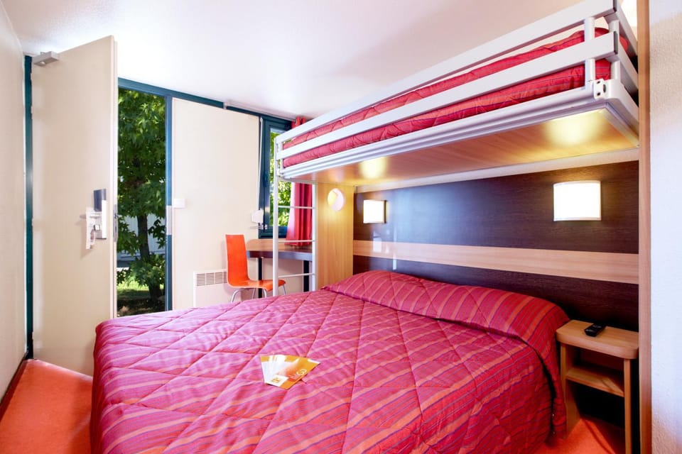 Bed, Photo of the whole room, Bedroom, bunk bed