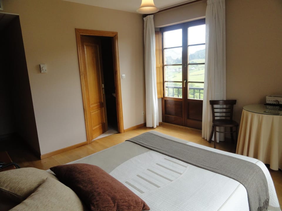 View (from property/room), Balcony/Terrace, Bedroom