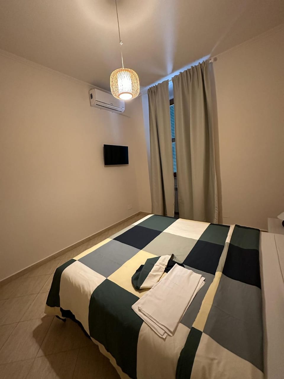 Communal lounge/ TV room, Bed, TV and multimedia, Photo of the whole room, Bedroom, air conditioner