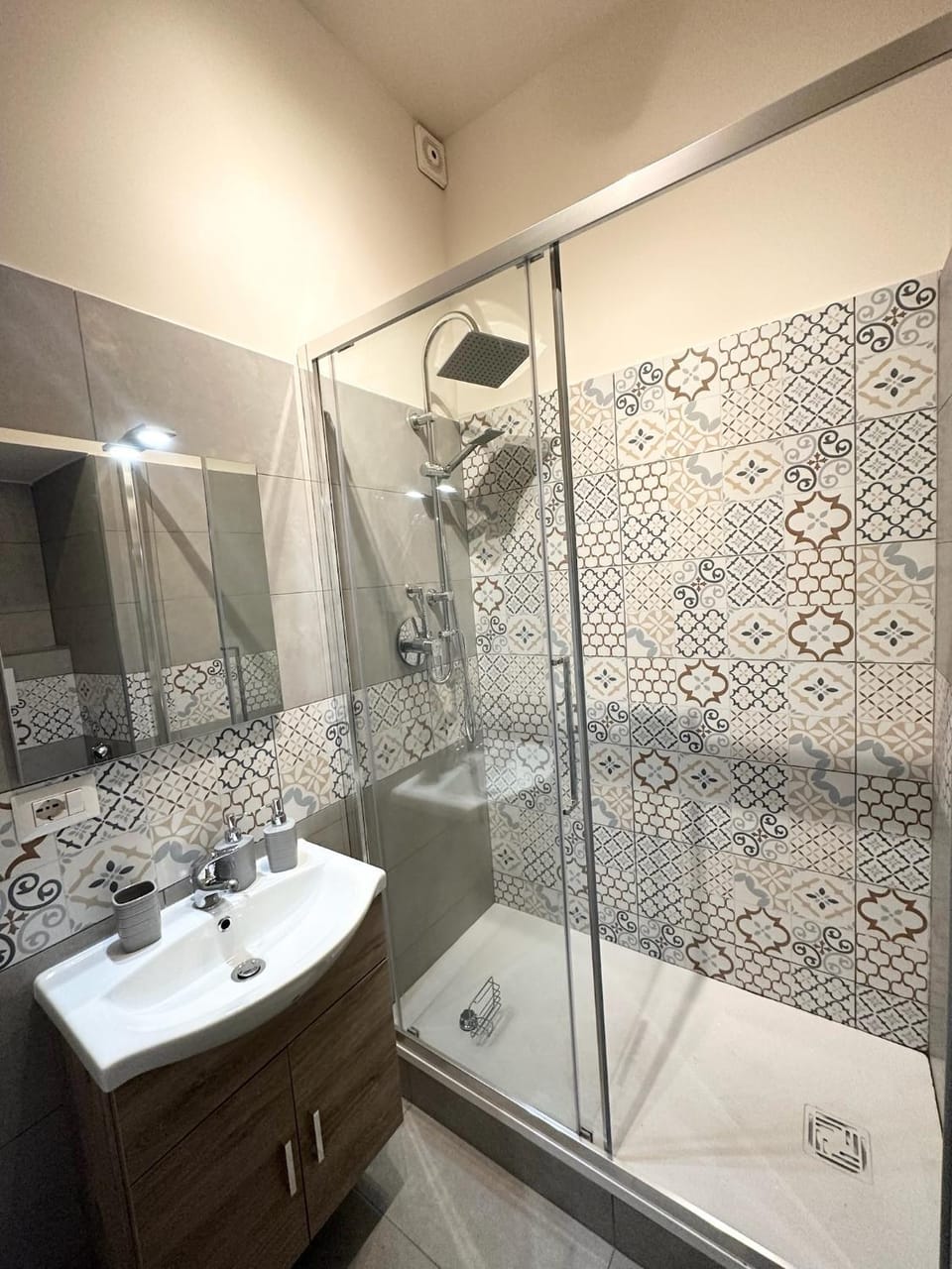 Shower, towels