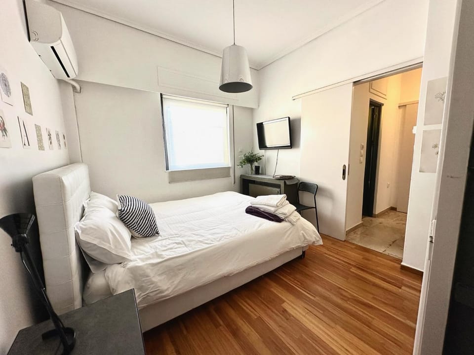 Athens Urban easy access bright en-suites with kitchen for 4 with 2 Bedrooms, 2 Bathrooms Elevator Open to monthly rent Apartment in Central Athens Regional Unit, Greece