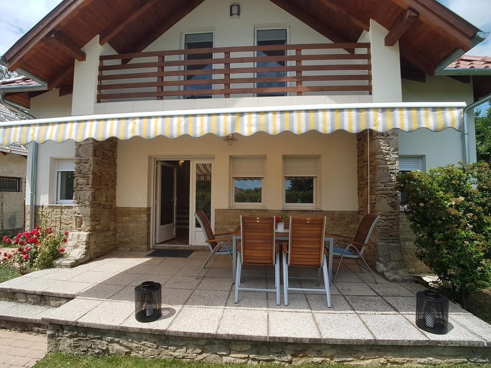Facade/entrance, Balcony/Terrace