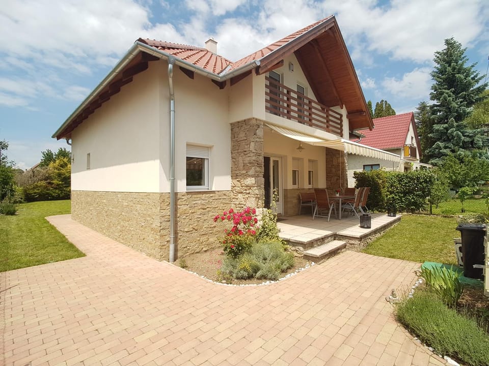 Property building, Facade/entrance, Garden, Balcony/Terrace