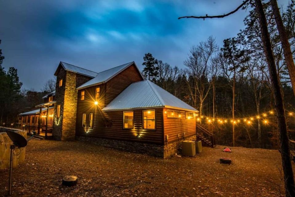 Indian Springs Lodge-Game Room, Video Game Table House in Broken Bow