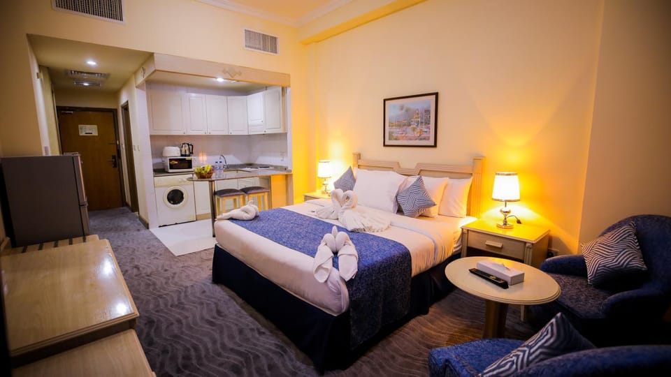 Bed, Kitchen or kitchenette, Photo of the whole room, minibar