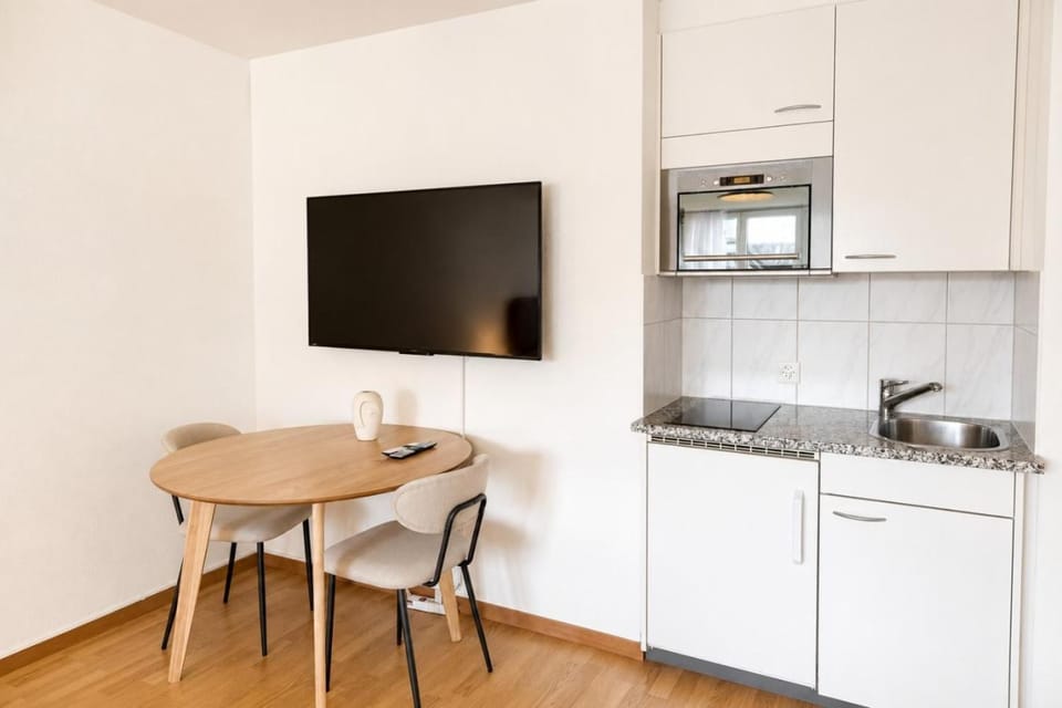 TV and multimedia, Kitchen or kitchenette, Dining area, stove