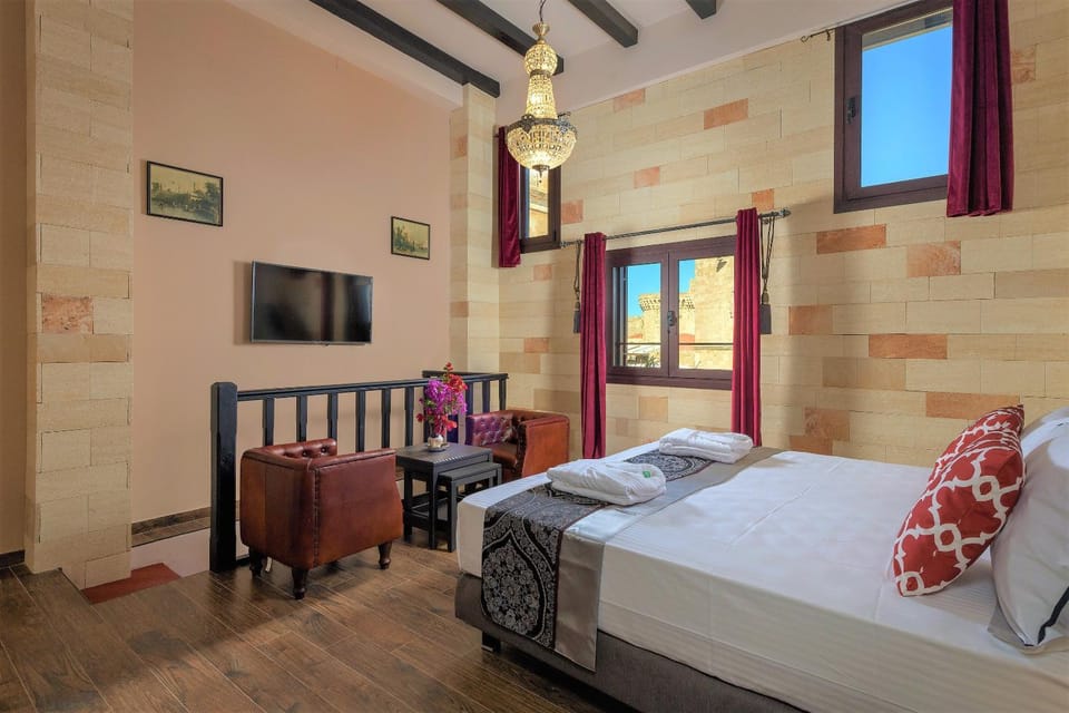 Bed, TV and multimedia, Seating area