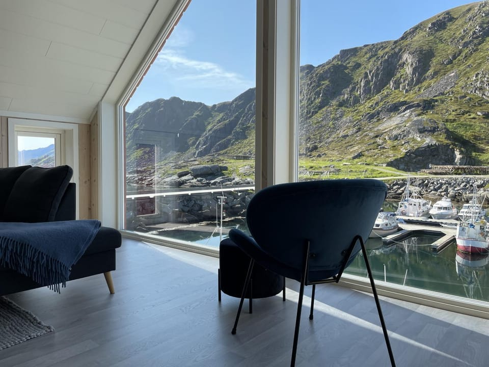 View (from property/room), Living room, Seating area, Mountain view