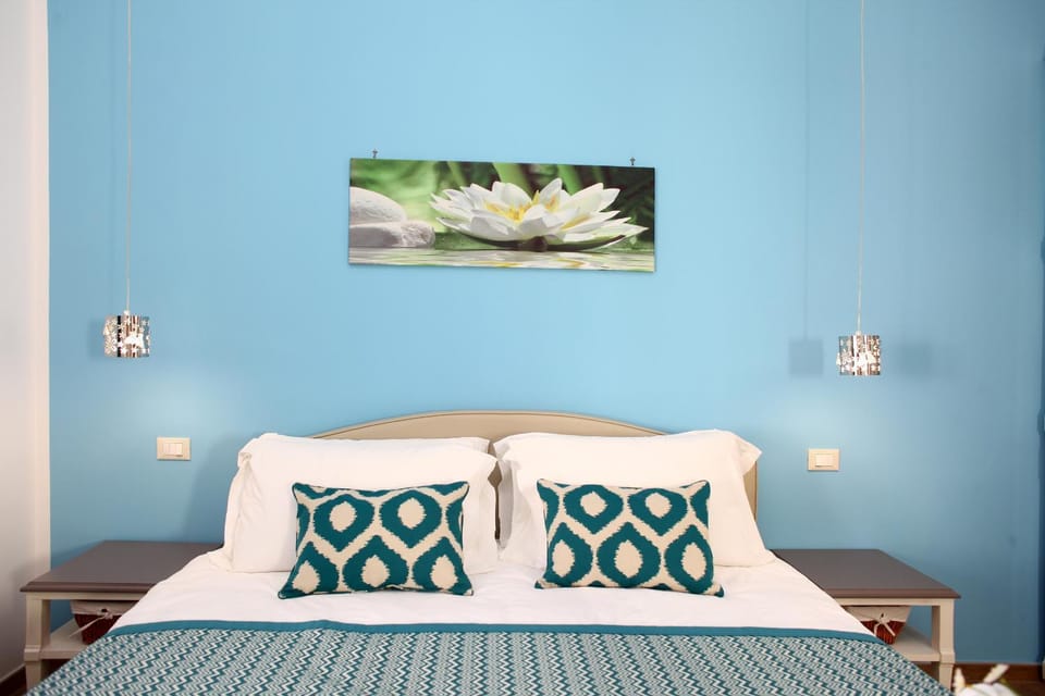 Bed, Photo of the whole room, Decorative detail, Bedroom