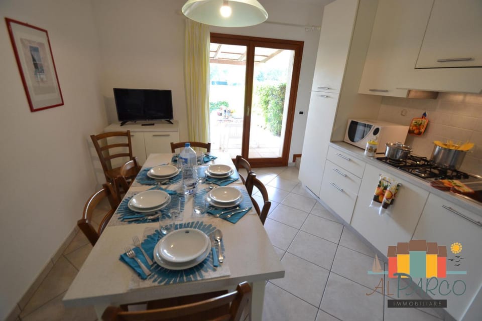 Kitchen or kitchenette, Seating area, Dining area