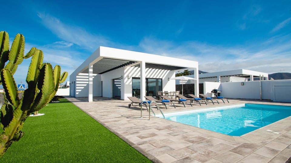 Property building, BBQ facilities, Garden, Solarium, Table tennis, Landmark view, Pool view, Sea view, Swimming pool, Parking, locker, sunbed, air conditioner