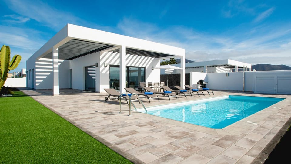Property building, Off site, BBQ facilities, Garden, Table tennis, Dining area, Pool view, Sea view, Swimming pool, Parking, sunbed