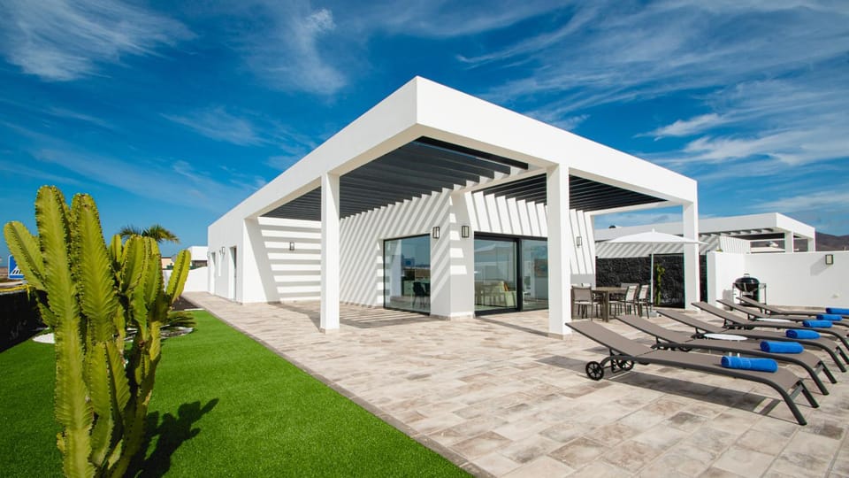 Property building, Garden, Solarium, Garden view, Pool view, Sea view, Swimming pool, sunbed