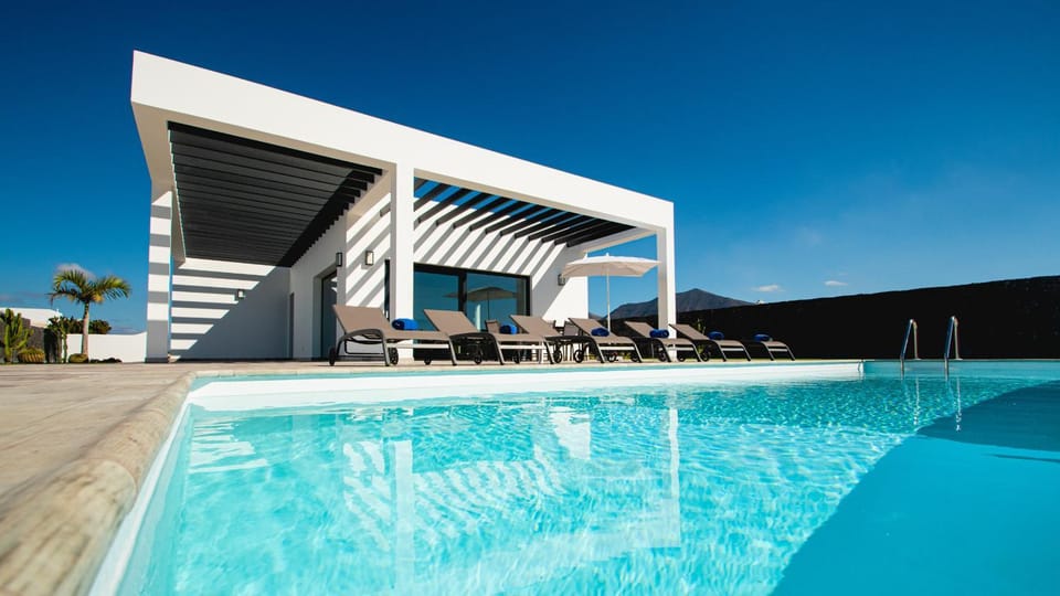 Garden, Solarium, Balcony/Terrace, Landmark view, Pool view, Swimming pool, heating, sunbed, towels, air conditioner