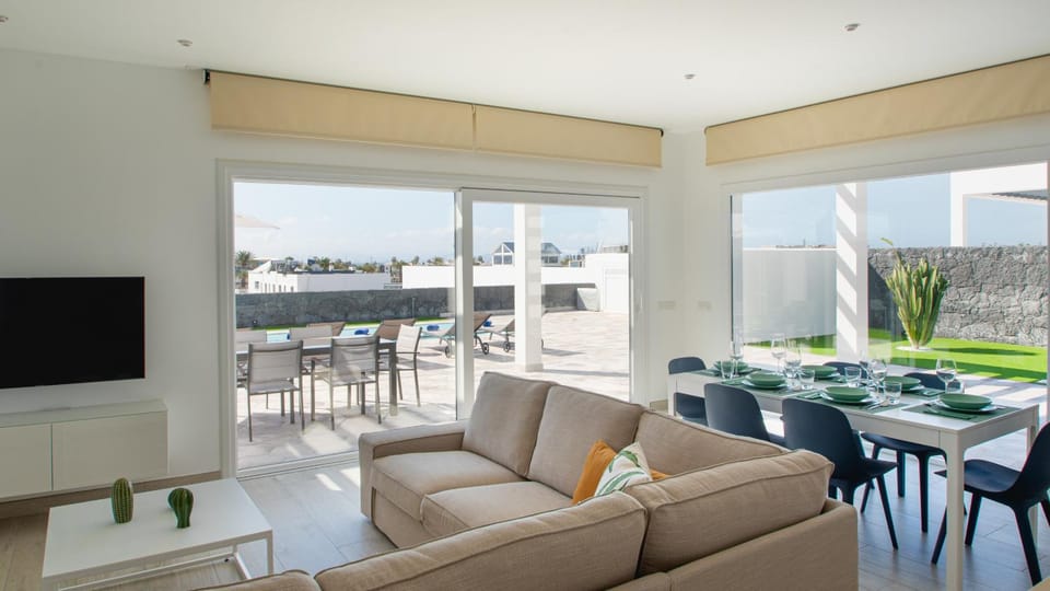 TV and multimedia, View (from property/room), Balcony/Terrace, Living room, Dining area, Pool view, Sea view, heating, air conditioner