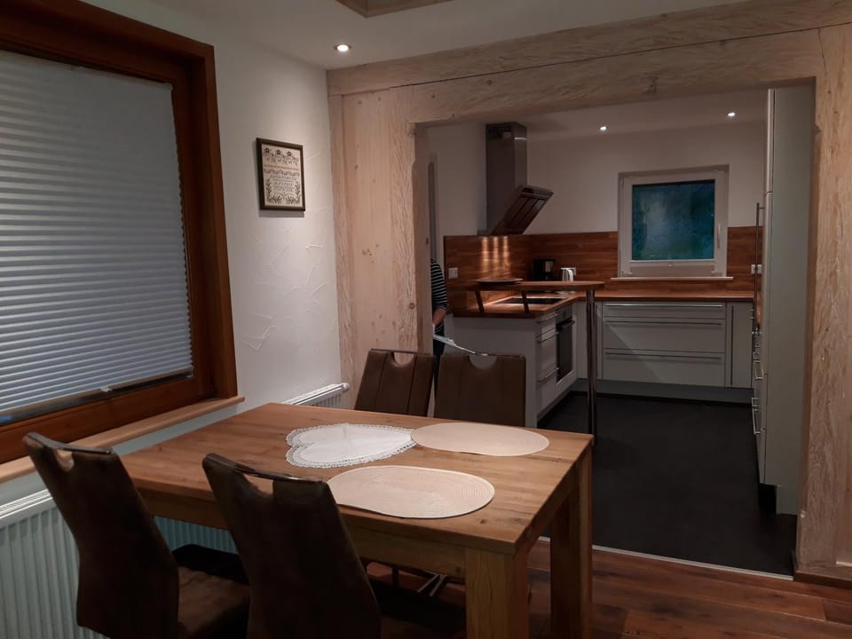 Kitchen or kitchenette, Dining area