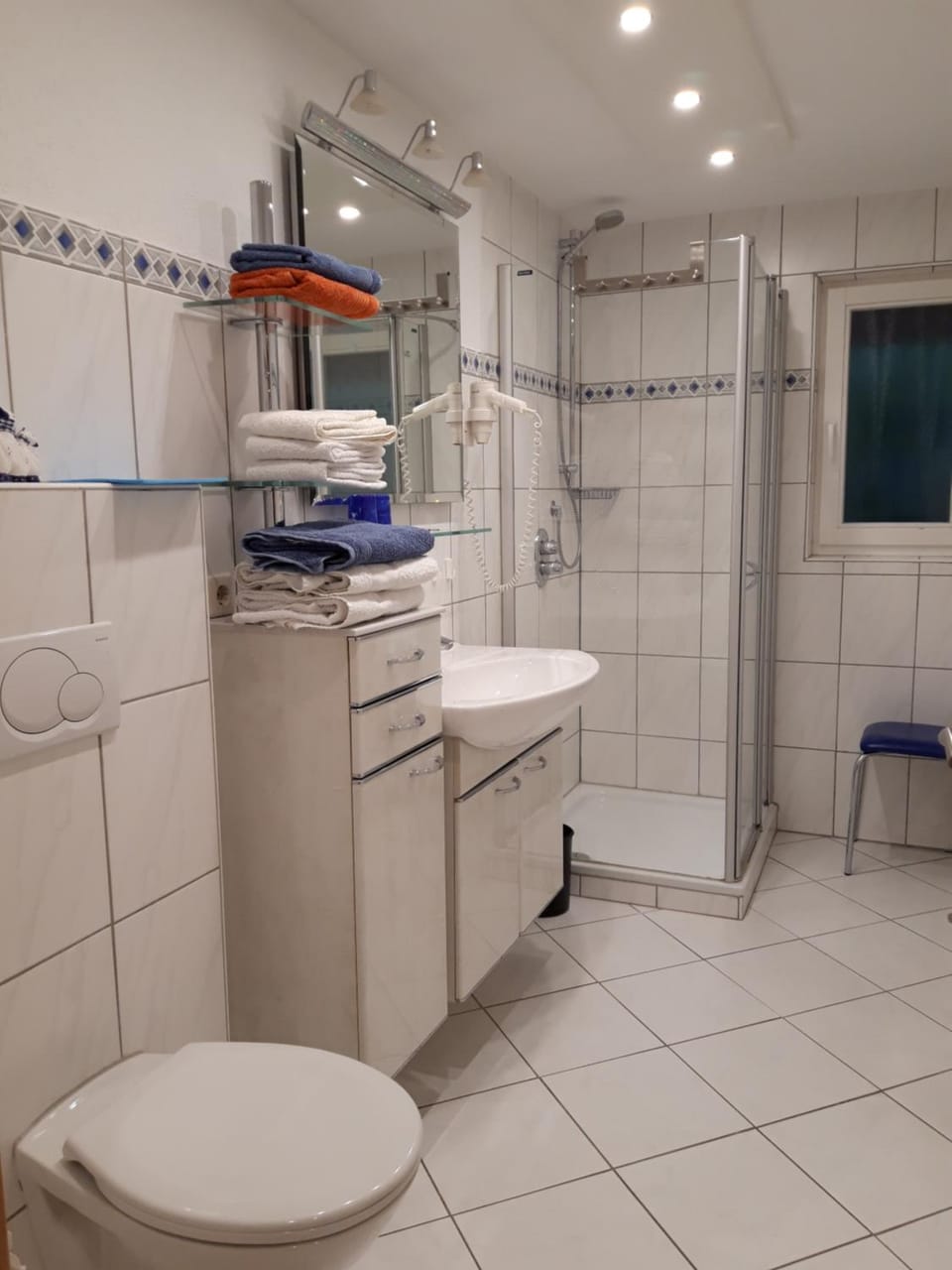 Shower, Toilet, Bathroom, towels