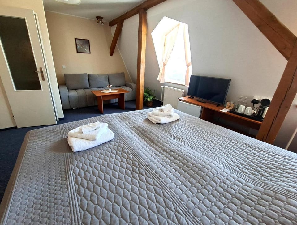 Bed, TV and multimedia, Photo of the whole room