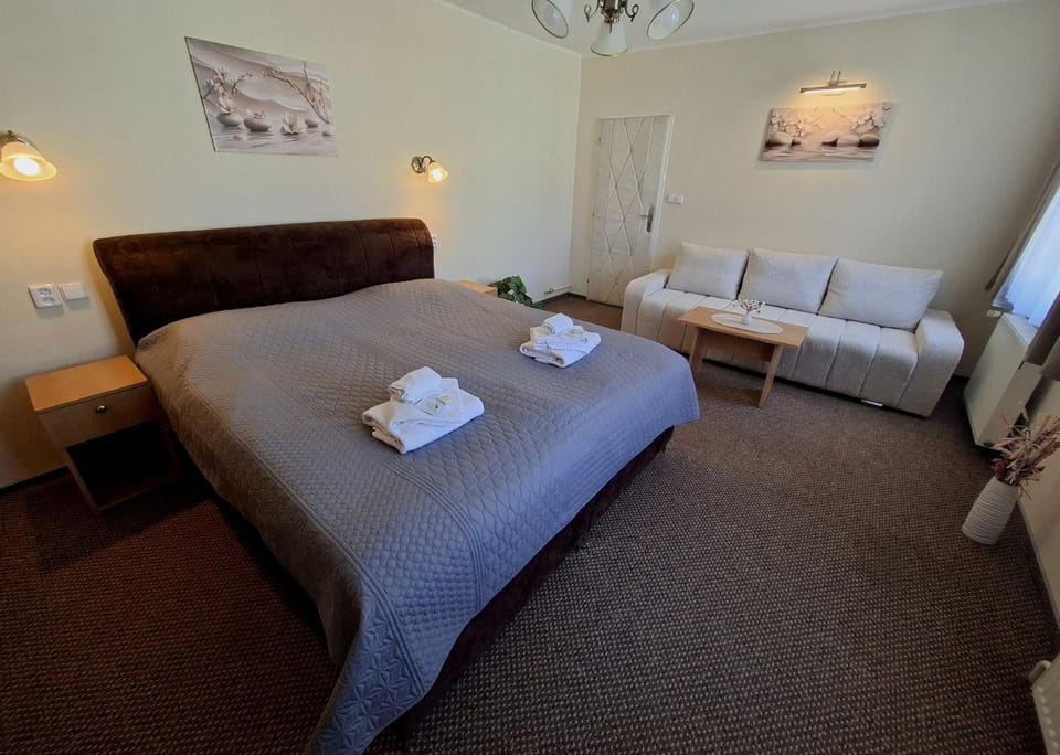 Bed, Photo of the whole room, Seating area, Bedroom, towels