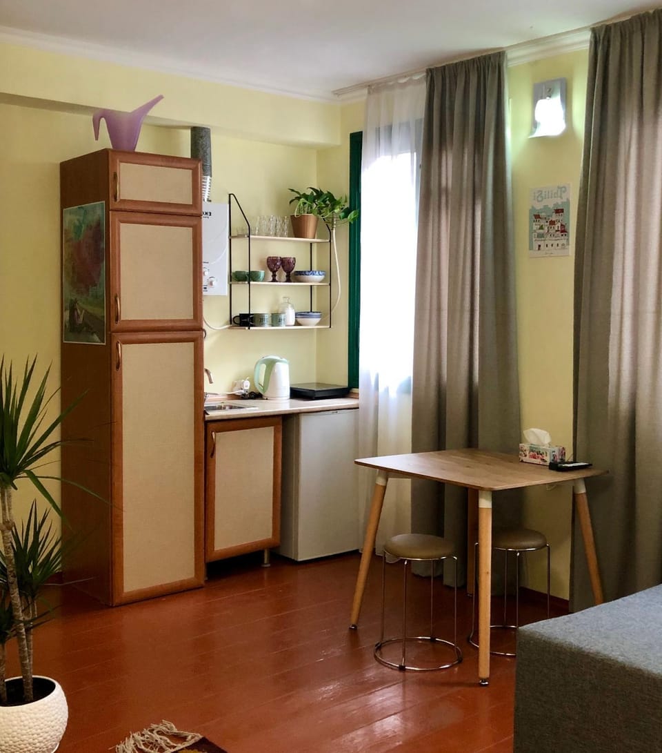 Kitchen or kitchenette, Seating area, Dining area