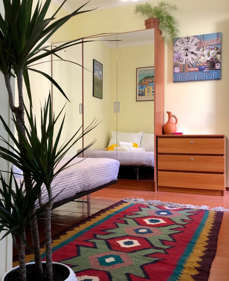 Photo of the whole room, Decorative detail