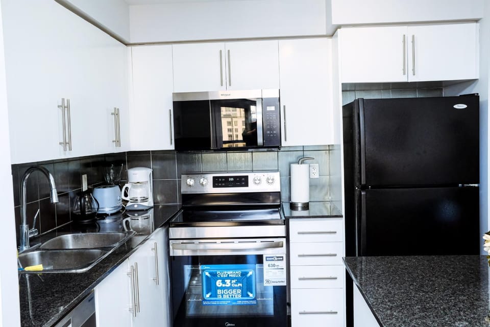 minibar, oven