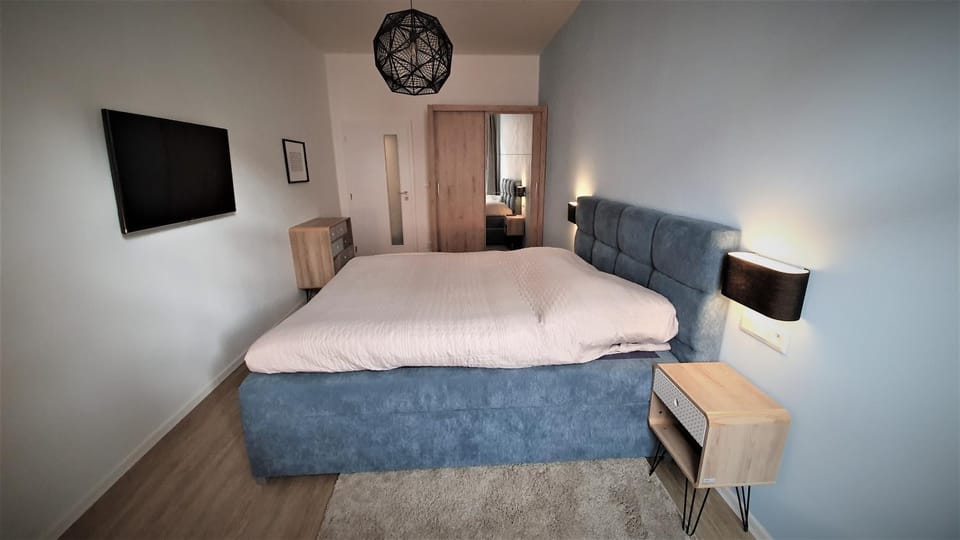 Bed, TV and multimedia, Photo of the whole room, Bedroom