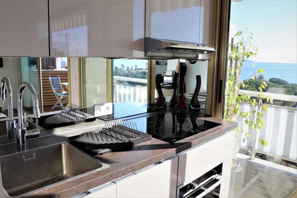 Kitchen or kitchenette, Meals, Lunch, Dinner, Drinks, Alcoholic drinks, Non alcoholic drinks