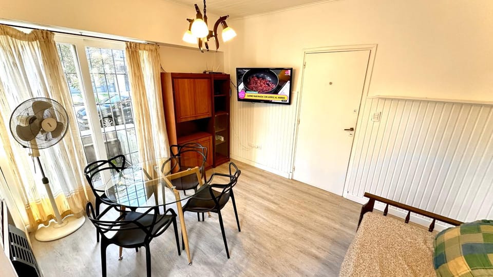 TV and multimedia, Living room, Seating area, Dining area, fireplace