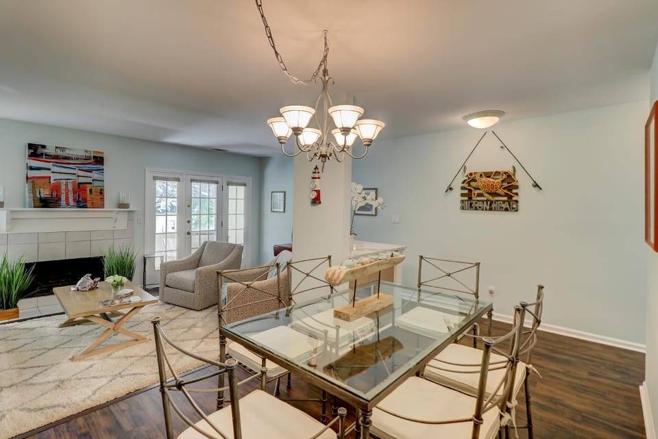 Nice Kitchen King Bed in Master Bikes & Beach Gear included Free Shipyard Beach Parking pass House in North Forest Beach
