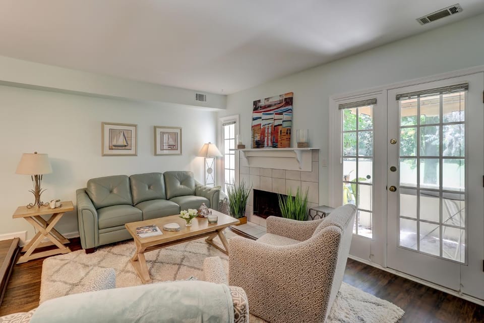 Nice Kitchen King Bed in Master Bikes & Beach Gear included Free Shipyard Beach Parking pass House in North Forest Beach