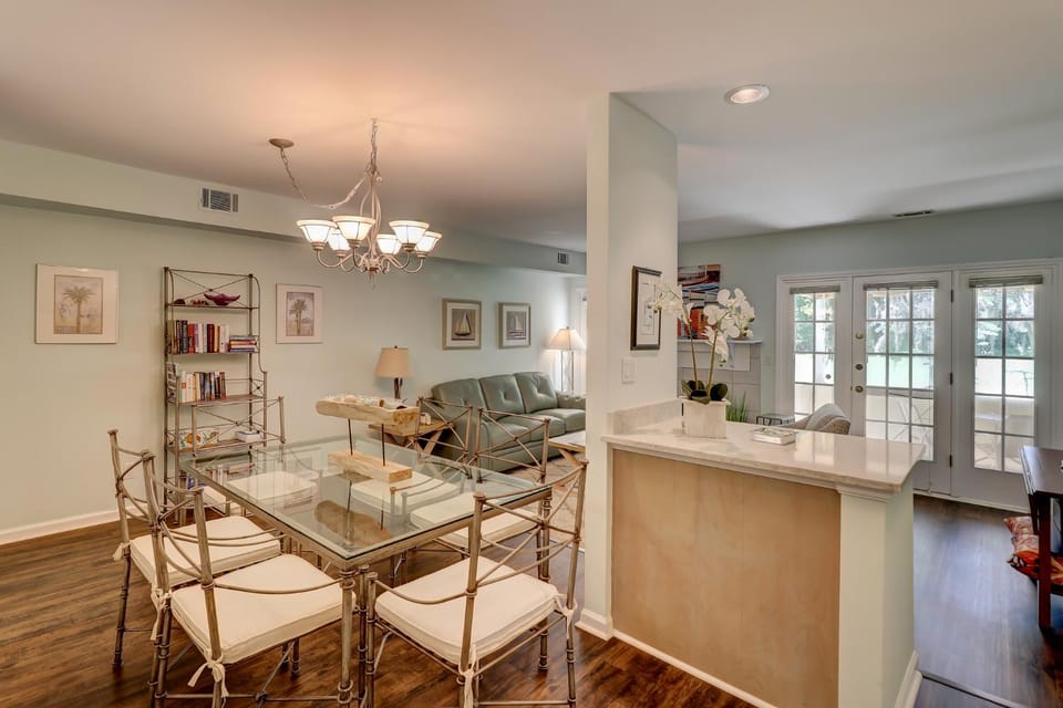 Nice Kitchen King Bed in Master Bikes & Beach Gear included Free Shipyard Beach Parking pass House in North Forest Beach