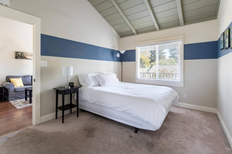 Spacious, Soaring Ceilings, Near Downtown MV, GOOG Apartment in Los Altos