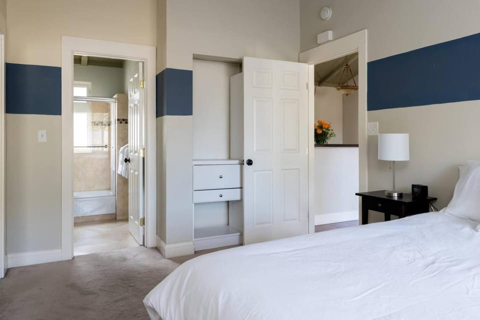 Spacious, Soaring Ceilings, Near Downtown MV, GOOG Apartment in Los Altos