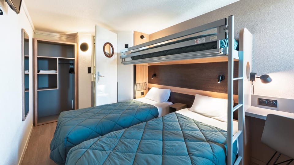 Bed, Kitchen or kitchenette, Photo of the whole room, Bedroom, bunk bed