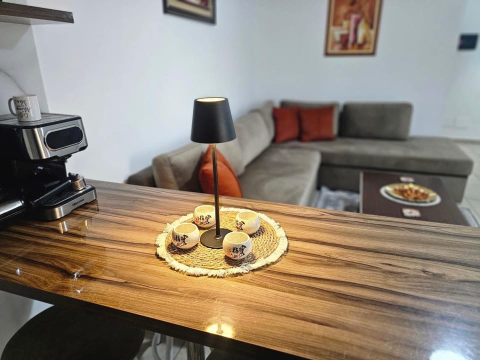 Kitchen or kitchenette, Living room, Food and drinks, Seating area, Dining area, Food, minibar