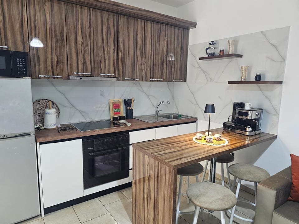 Coffee/tea facilities, Kitchen or kitchenette, Dining area, dishwasher, minibar, oven, stove, toaster